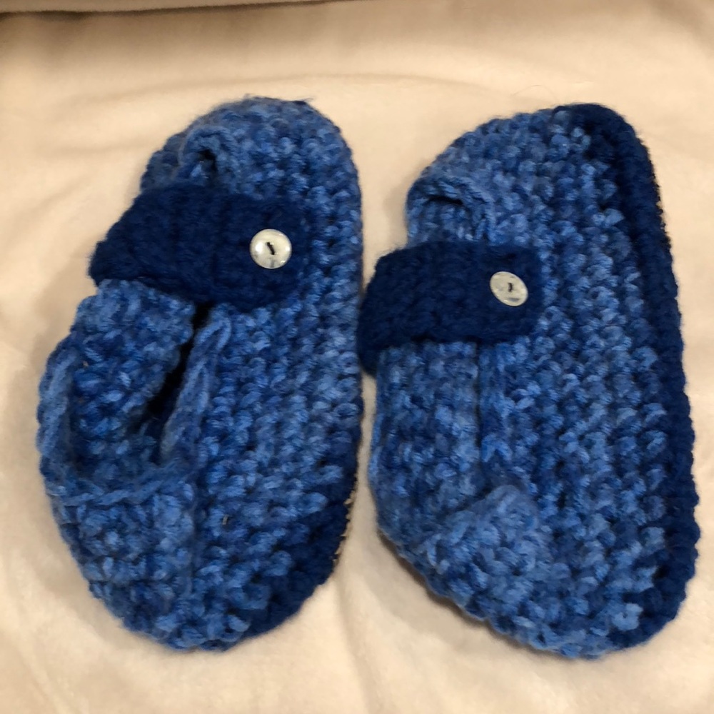NWOT Hand knitted slippers size small